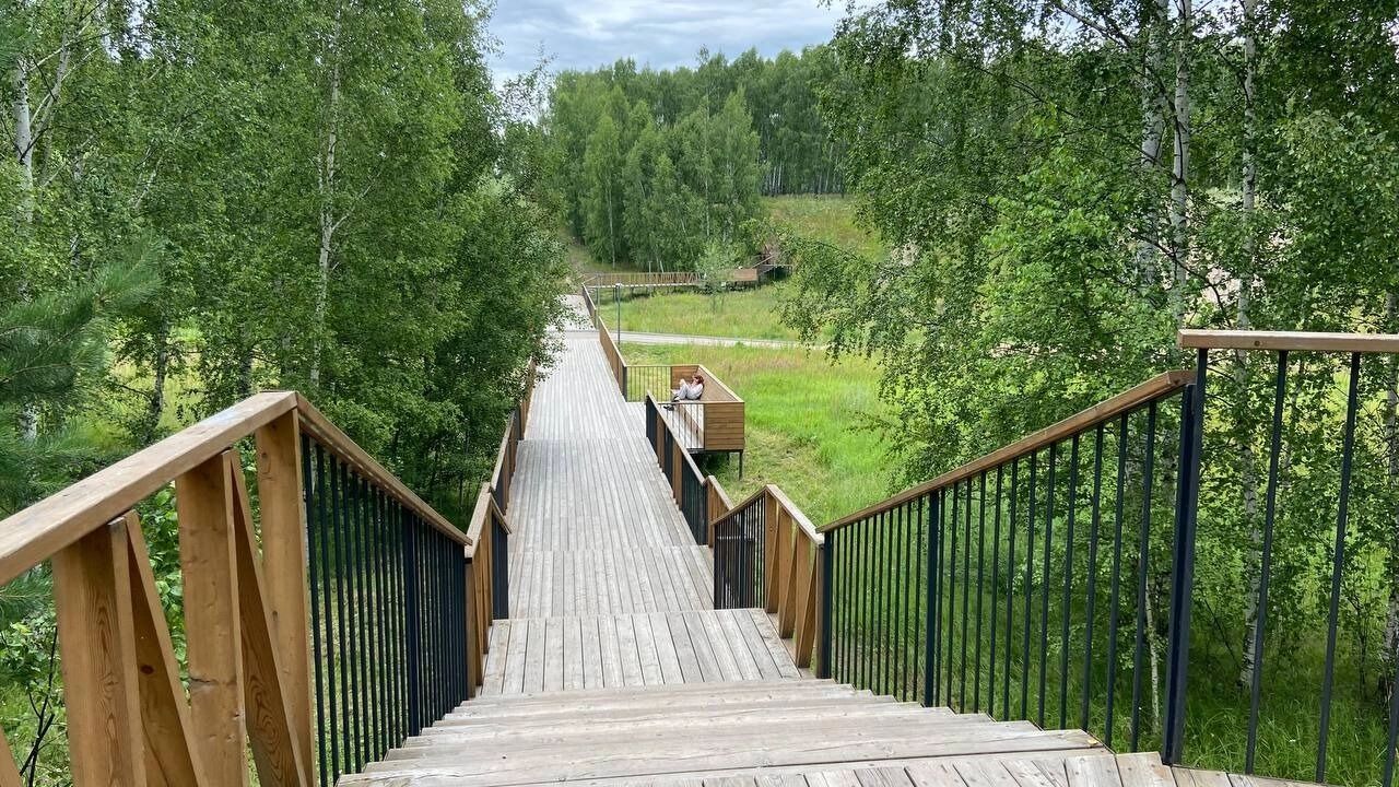 По традиции, запускать плетеные венки нужны в озере.