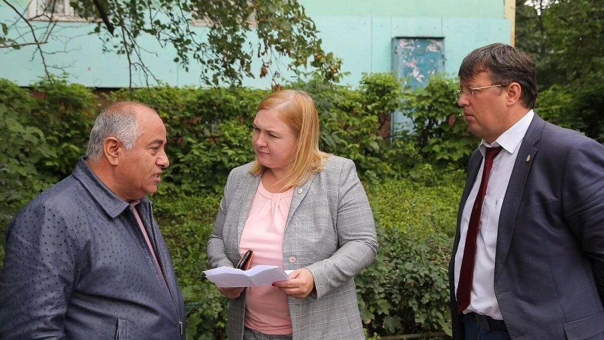 Обвиненный во взяточничестве Владимир Исаев справа