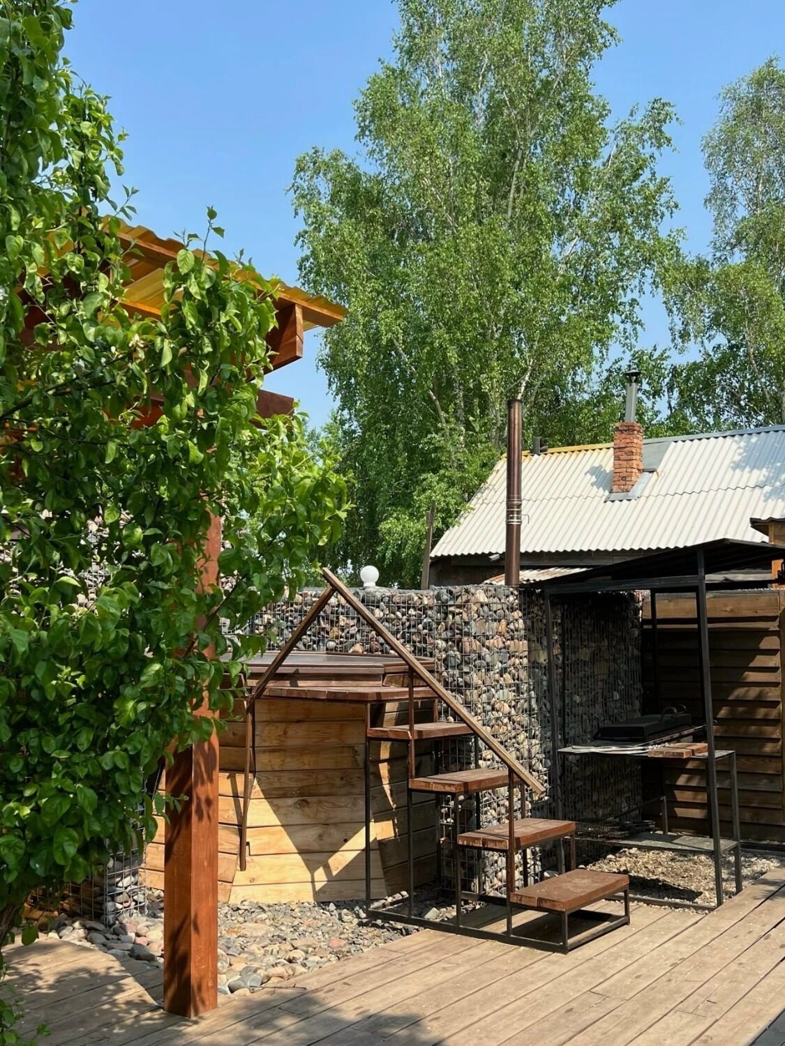 Бани находятся у&nbsp;«Гремячей гривы» и&nbsp;Николаевской Сопки