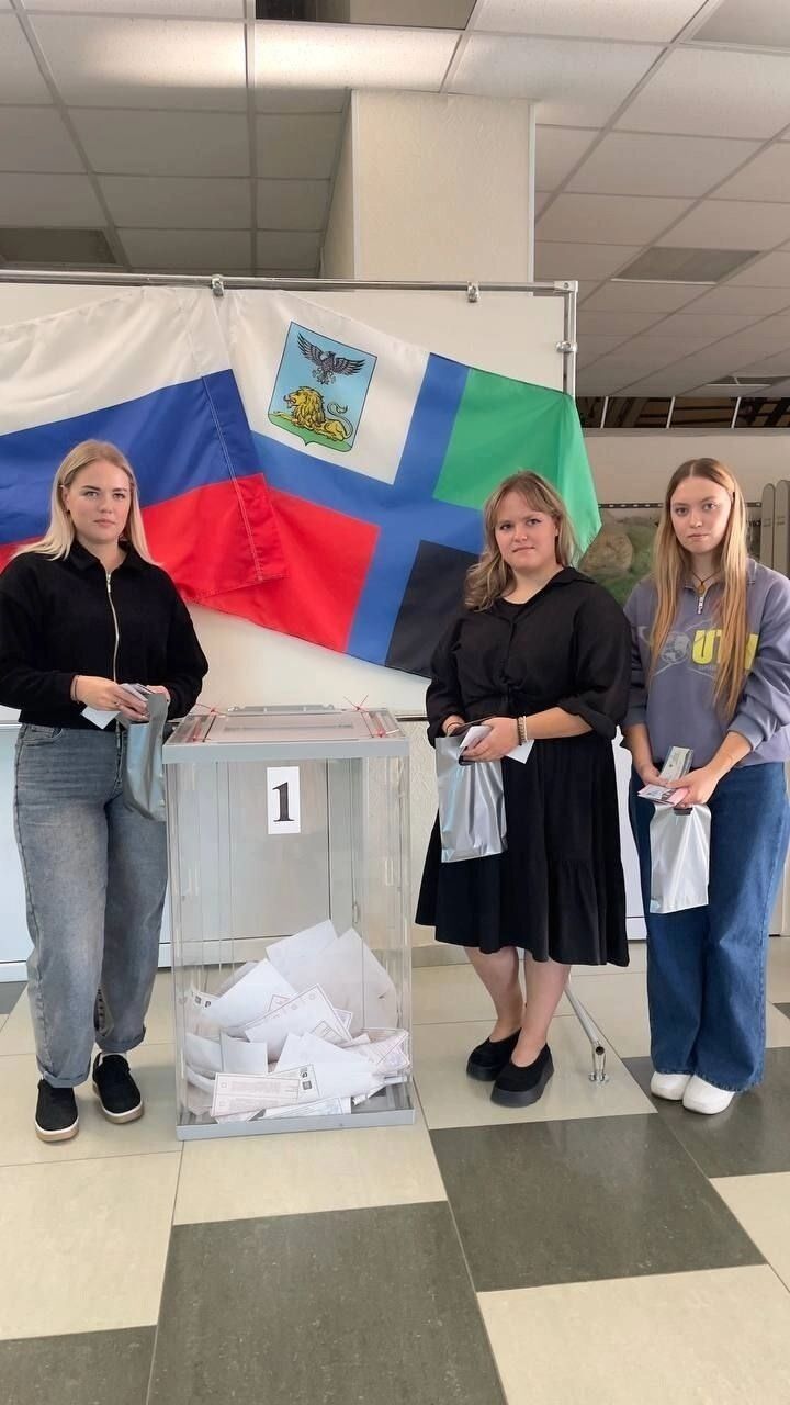 Тройняшки пришли голосовать