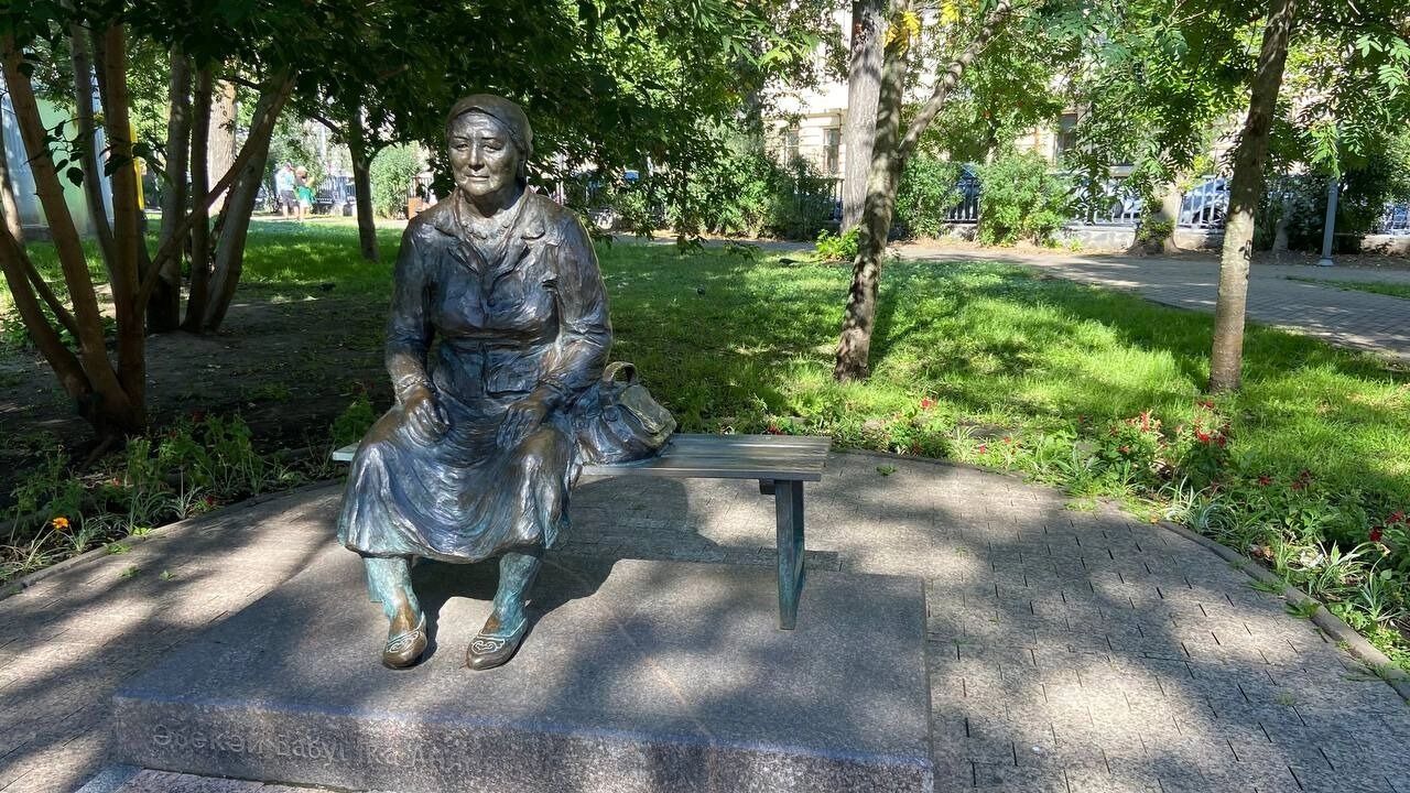 Маленькие скульптуры — большие эмоции: топ-5 мини-памятников для фото в Казани