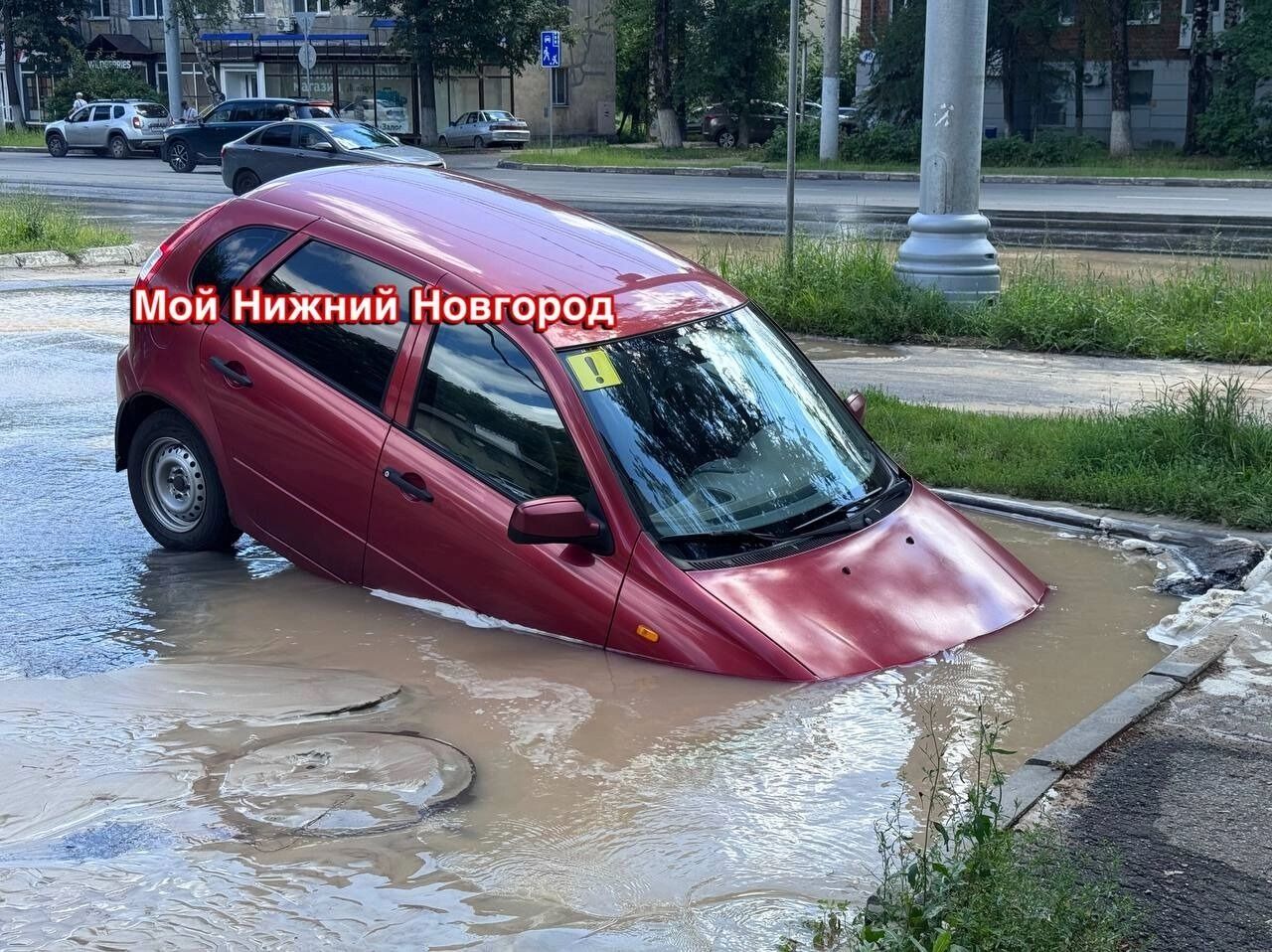 Машина провалилась под землю в Нижнем Новгороде