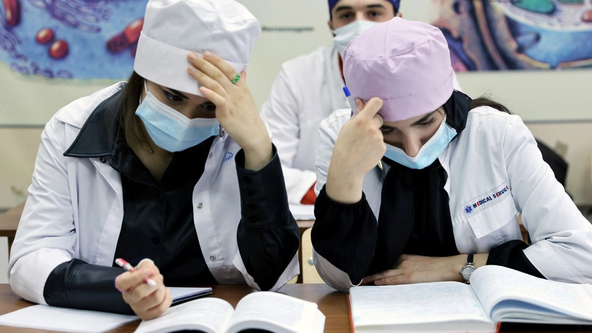 Врачи-рабы. К чему приведет закон об обязательной отработке медиков в ОМС после вуза