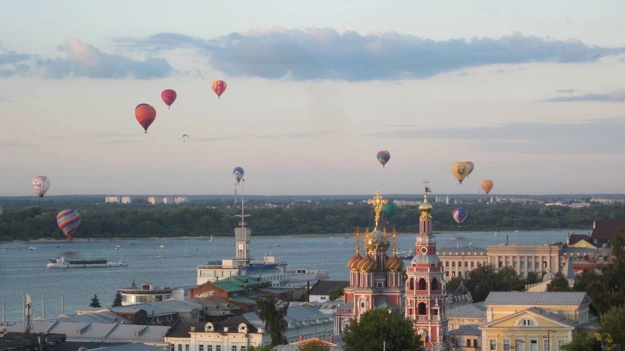 Воздушные шары над Рождественской церковью.
