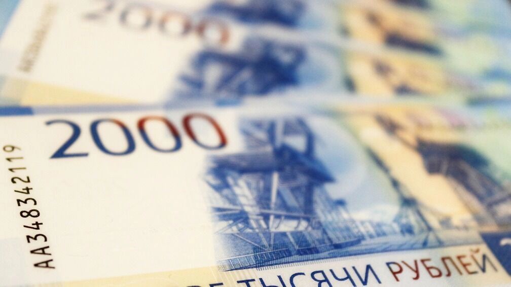 Рубль теряет опору: инвесторам советуют переходить в валюту