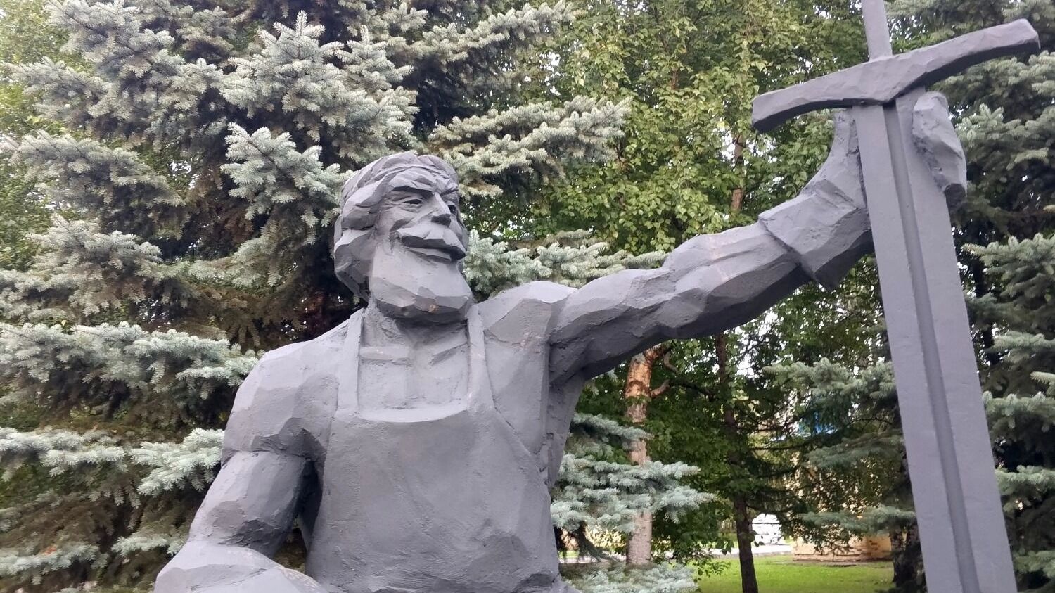 Скульптура «Ковавший меч» (Юрий Заикин)
