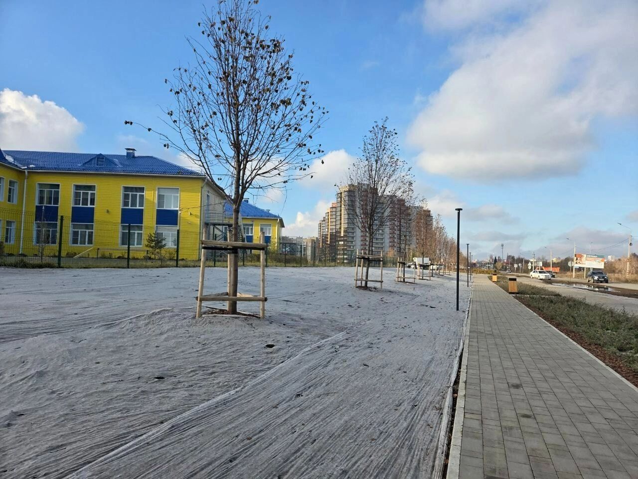 Путь к сердцу сквера вдоль улицы Шаронова