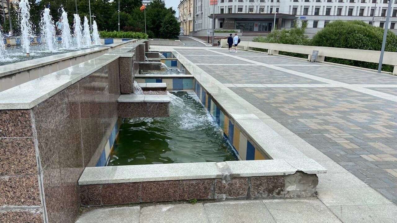 Вызывает вопросы и состояние каскада фонтанов.