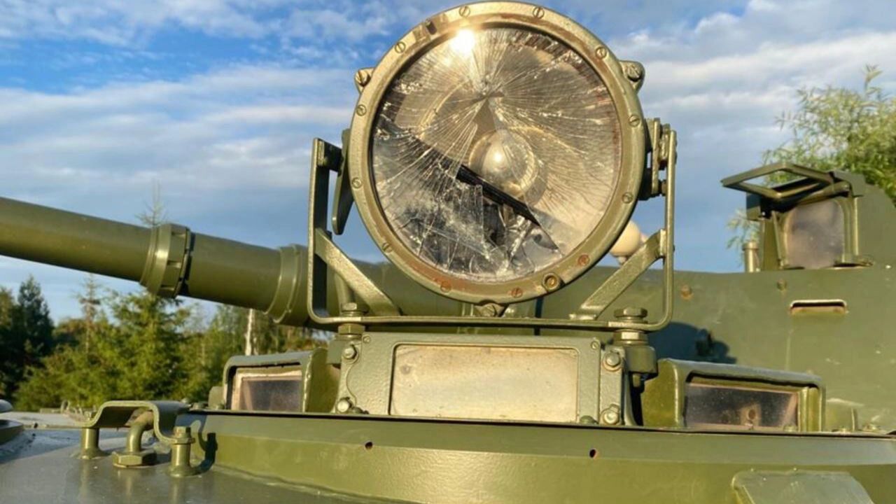 Несовершеннолетние отыгрались на боевой машине пехоты, разбив три фары