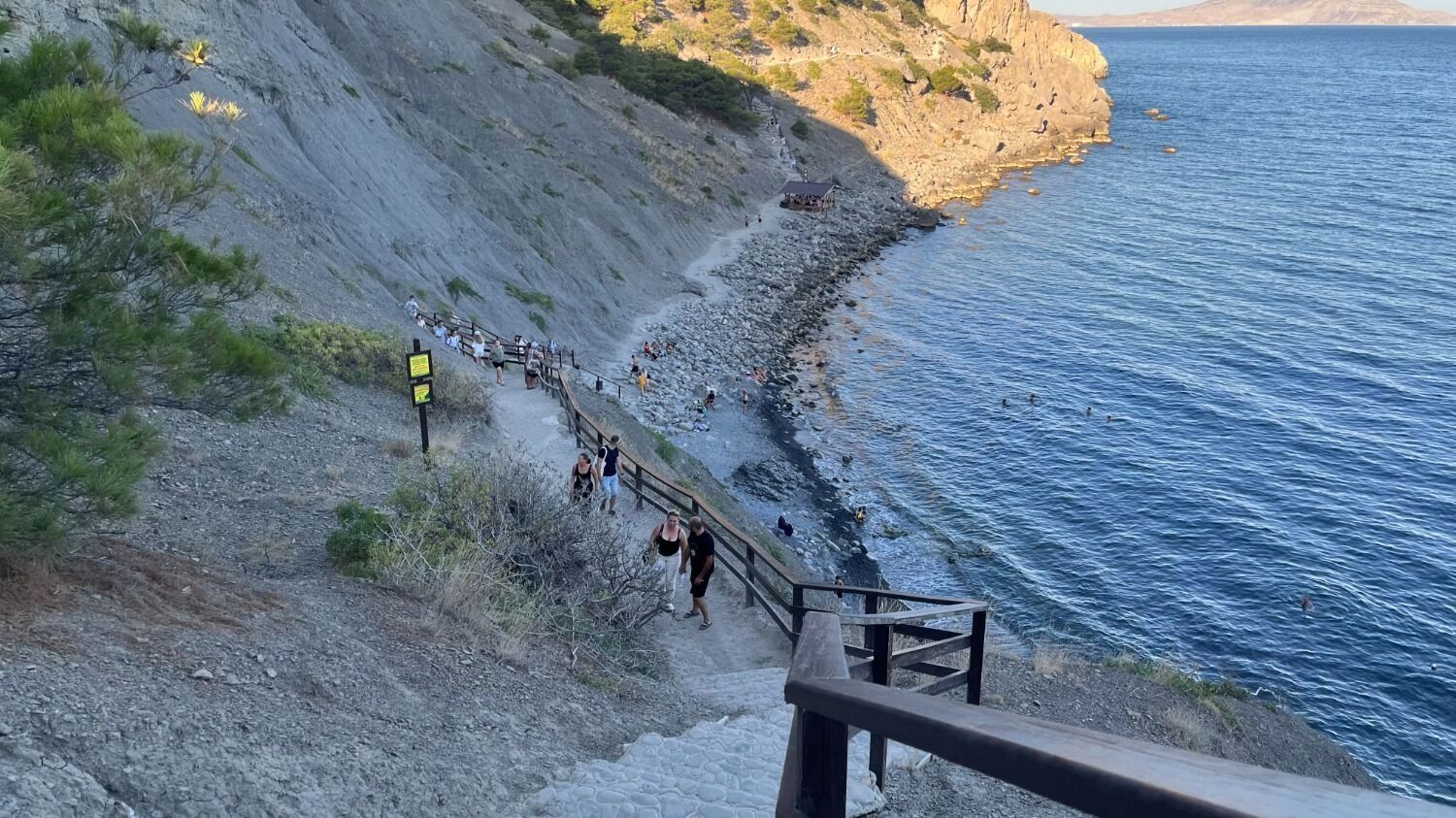 Путь к пляжу разбойников