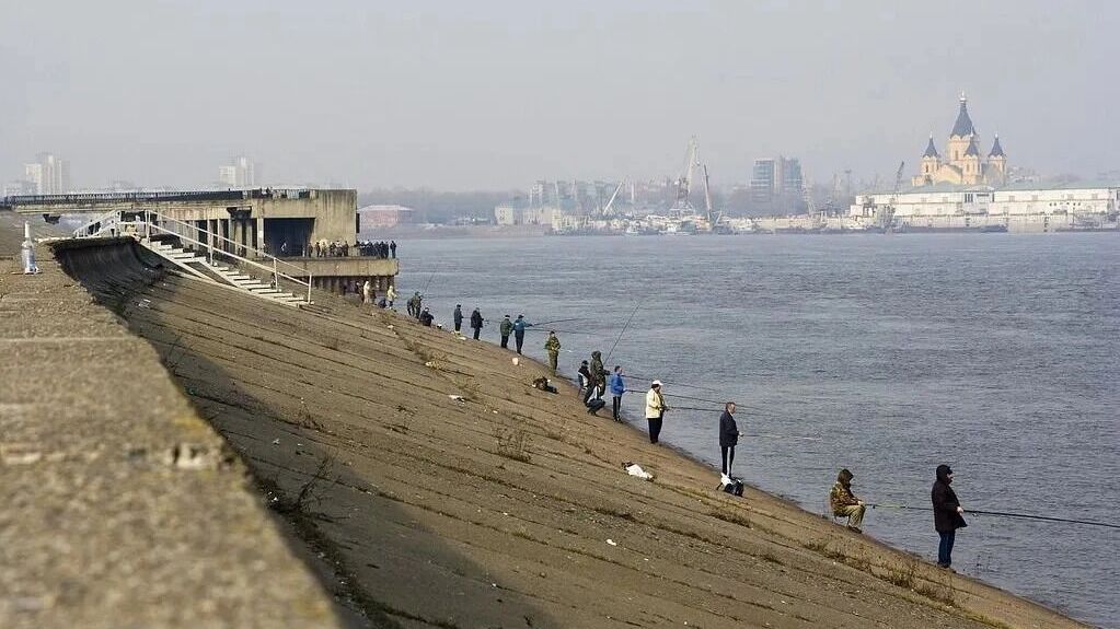 Рыбаки на Нижне-Волжской набережной, 2008 год