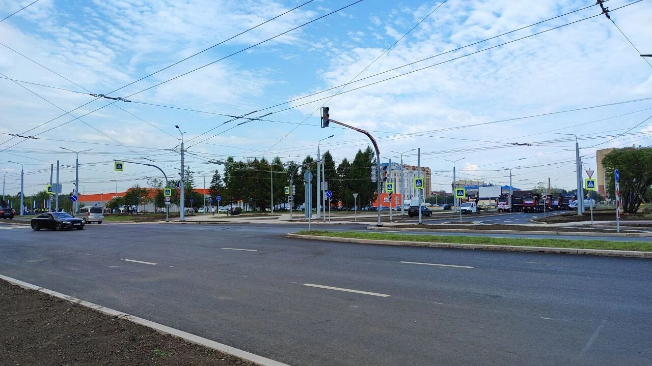 Асфальт с нанесенной разметкой на участке от 70 лет Октября до Ватутина