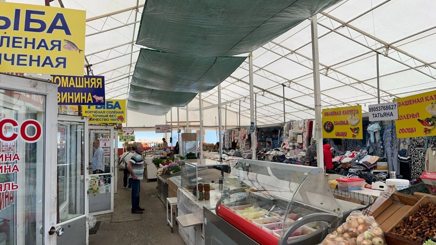 В крытом павильоне Приволжского рынка продают мясо, рыбу и текстиль