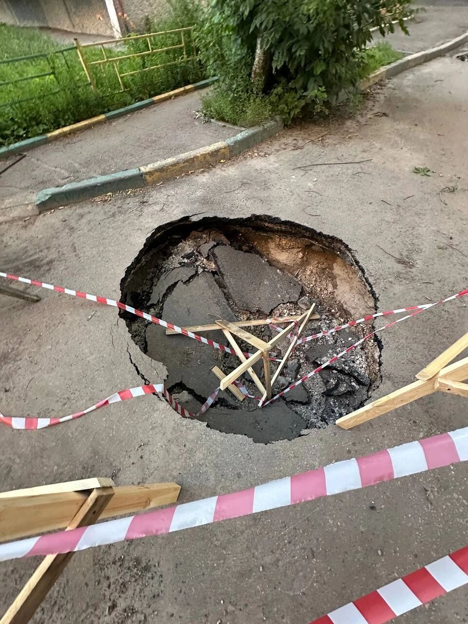 Провал во дворе дома в Нижнем Новгороде