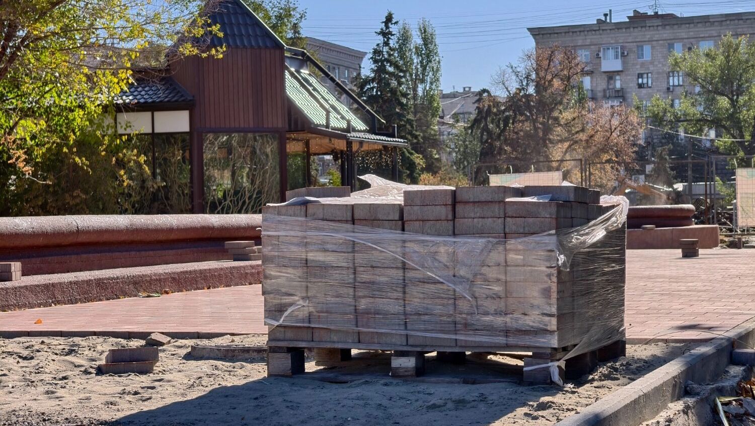 В сквере уже приступили к созданию пешеходных дорожек