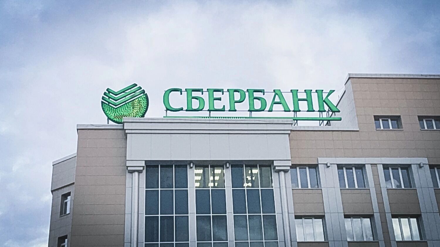 Семейным — покупать, а бездетным — ждать два года. Рынок недвижимости осенью-2025