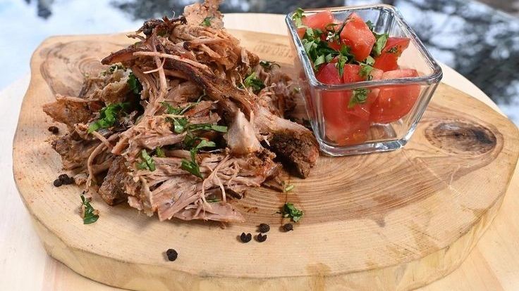 Рваная свинина на гриле готовится не быстро, но позволит удивить гостей