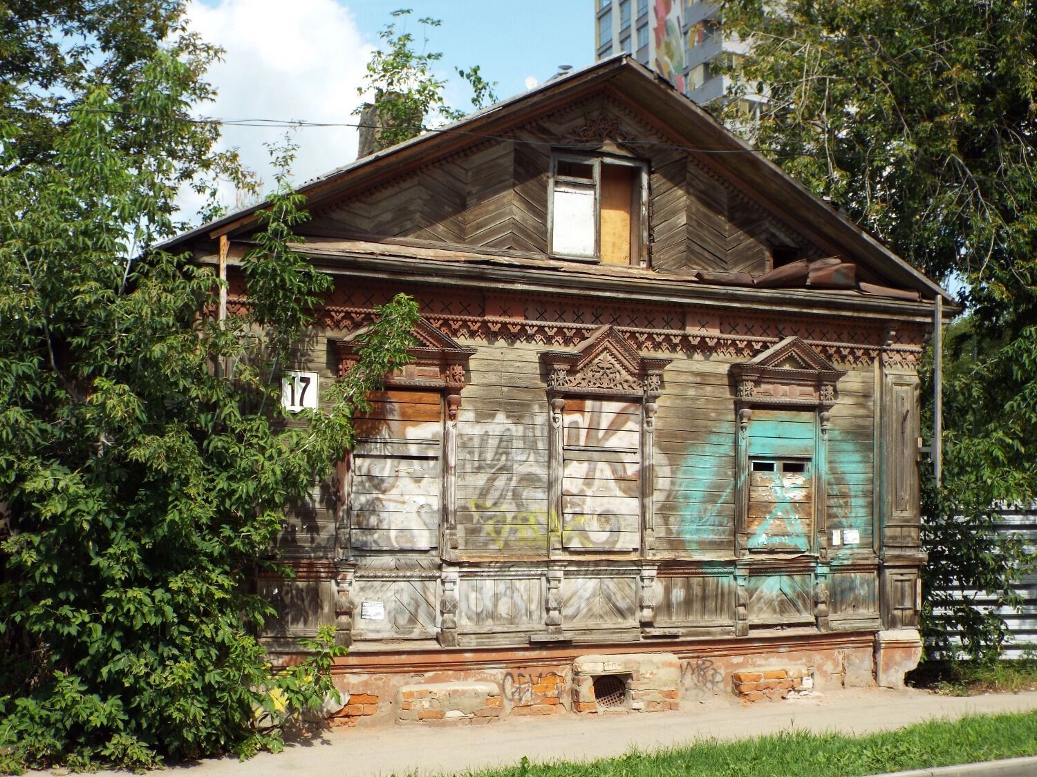Из-за обилия таких домов вся улица кажется заброшенной