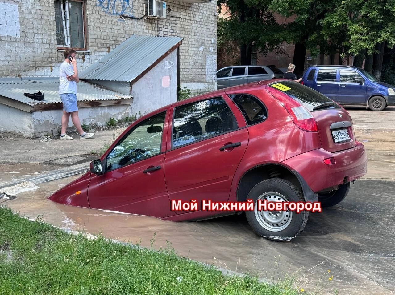 Машина провалилась под землю в Нижнем Новгороде