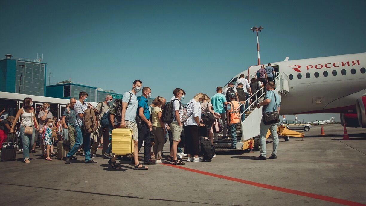 На фото: посадка пассажиров в самолет