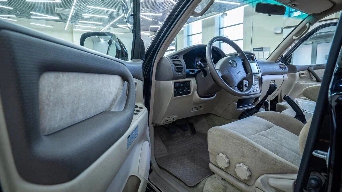 Toyota Land Cruiser 100 с пробегом в 41 тысячу километров 2007 года выглядит как новая машина