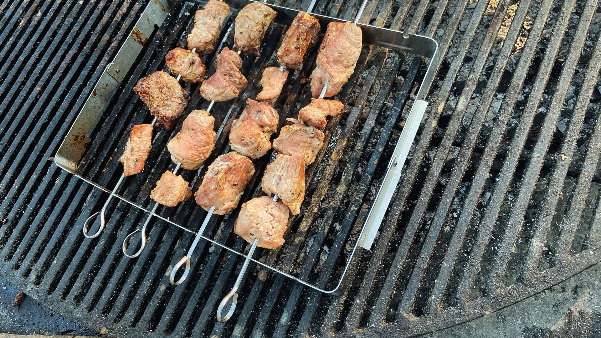 На фото: шашлык на углях