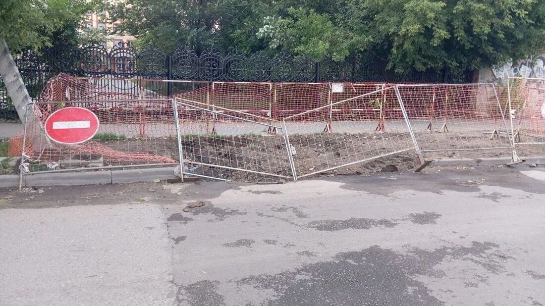 Ограждение выстояло, но&nbsp;изрядно потрепалось