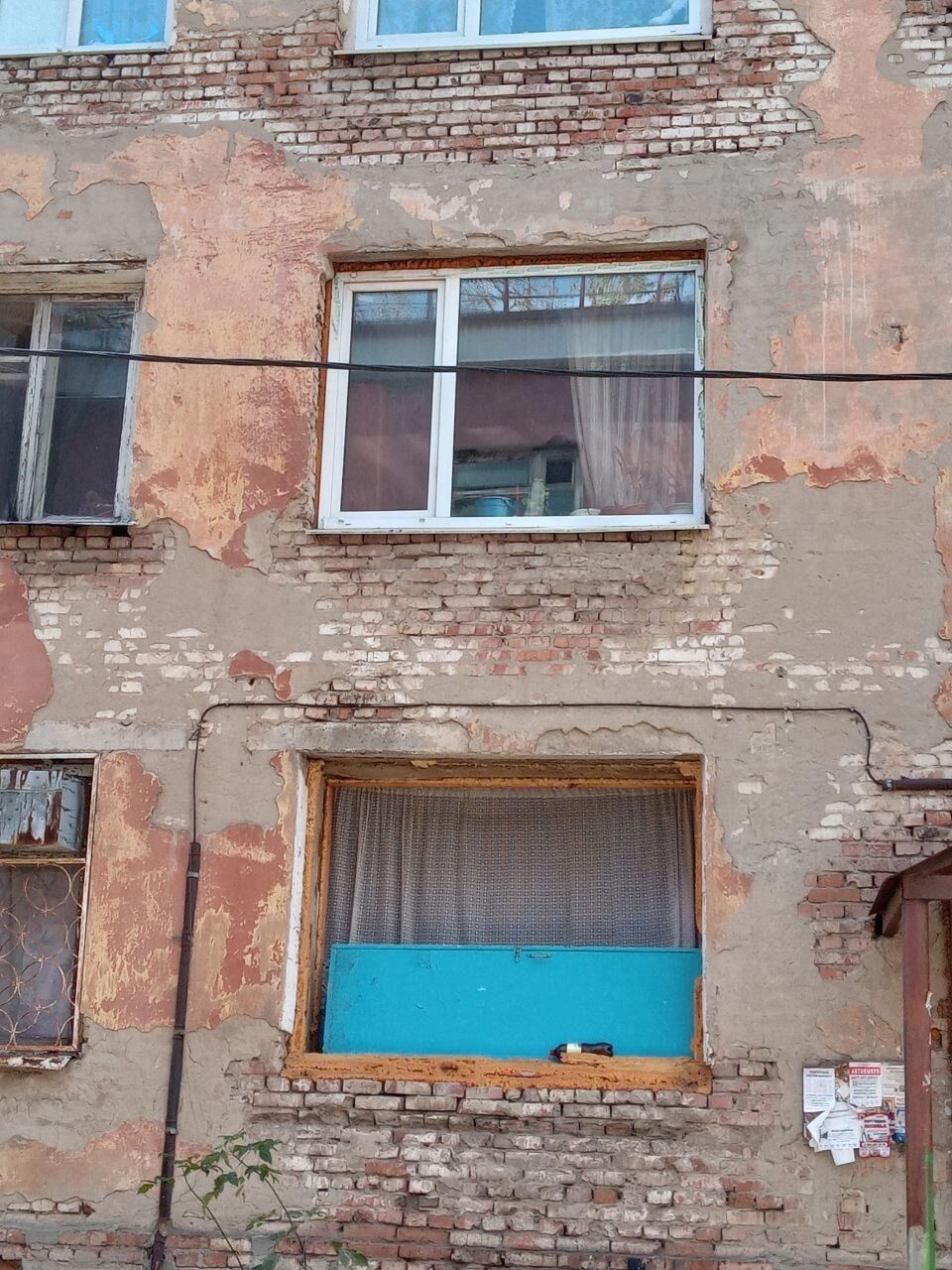 В окнах можно заметить цветы