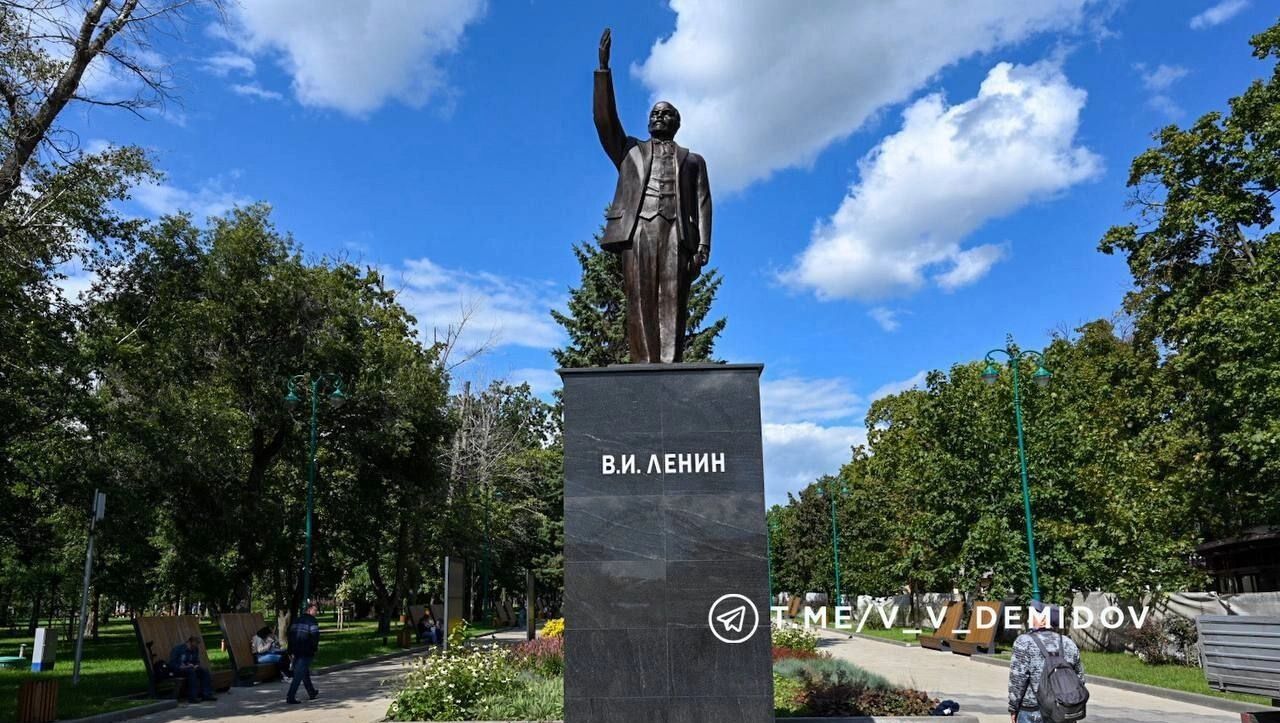 Вождь» вернулся: Центральный парк вновь встречает белгородцев памятником  Ленину — Новости Белгорода и области - Бел.ру