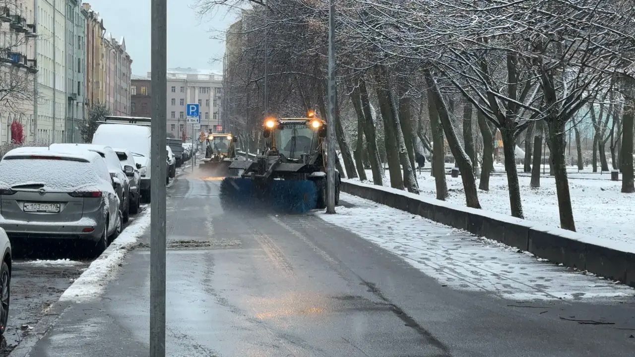 Дороги и тротуары превратились в каток: петербуржцев предупредили об опасной погоде