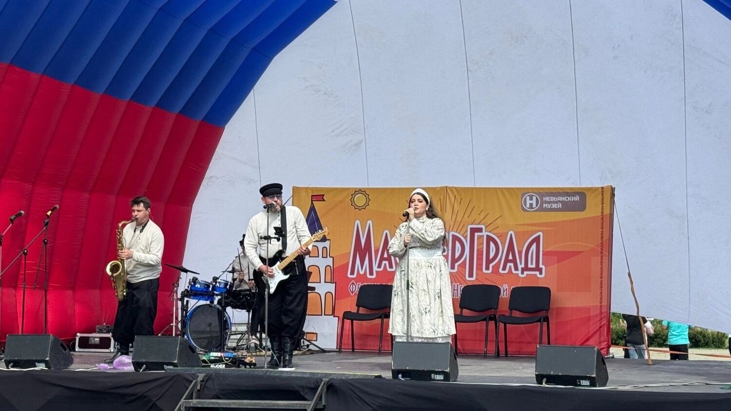 Вокальное выступление на фестивале