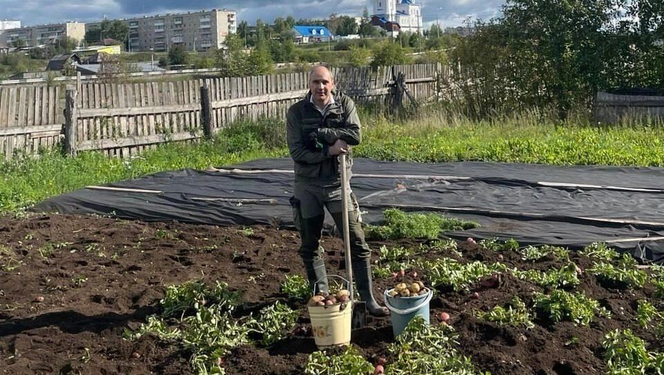 Губернатор Свердловской области Денис Паслер помог маме со&nbsp;сбором урожая в&nbsp;огороде