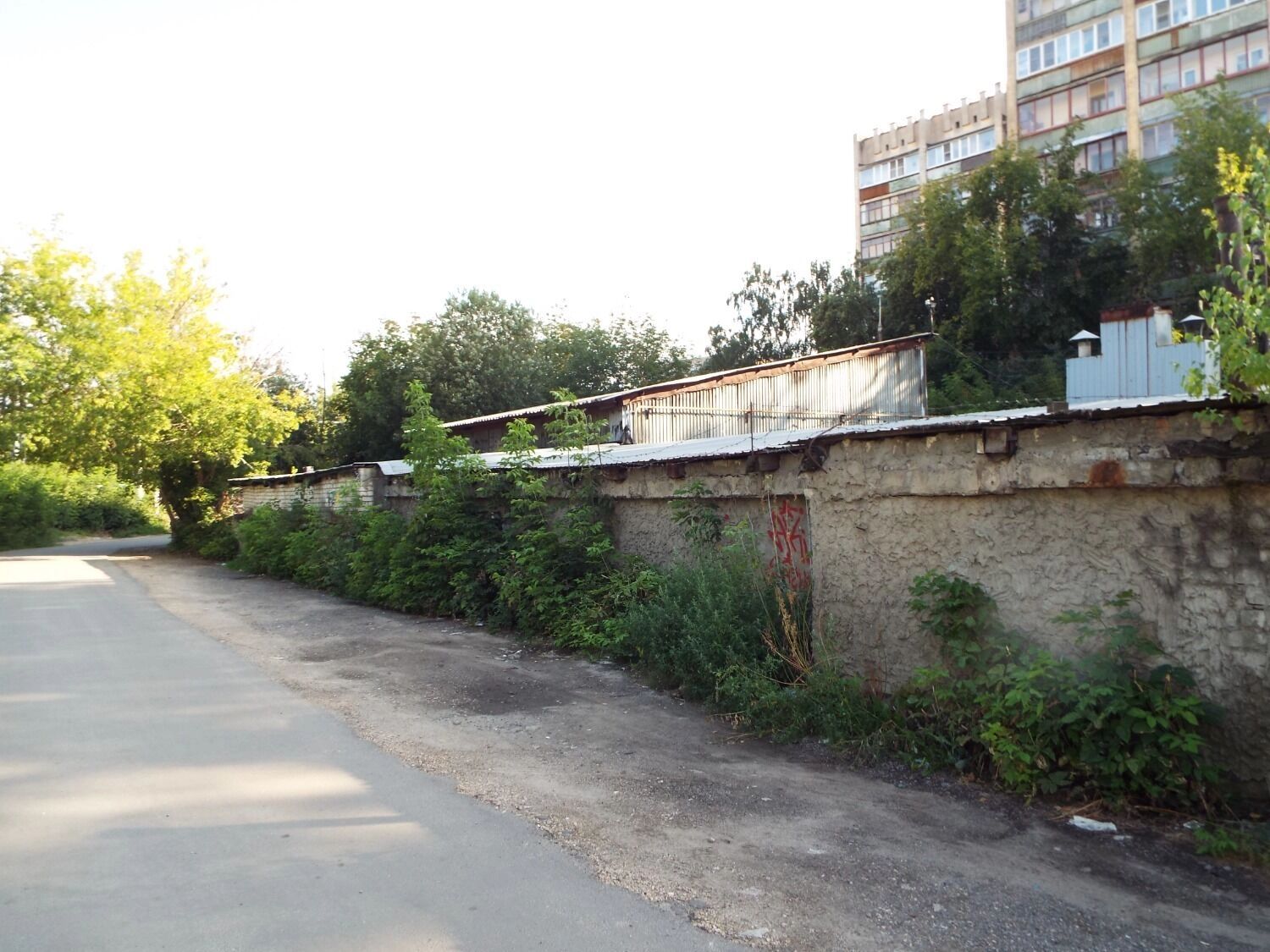 Ветхие гаражи сильно портят впечатление о квартале
