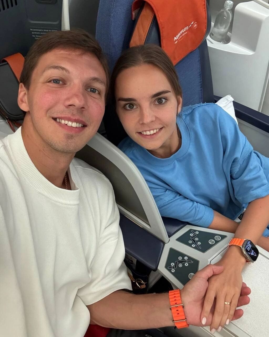 Дина Аверина и Дмитрий Соловьев в самолете