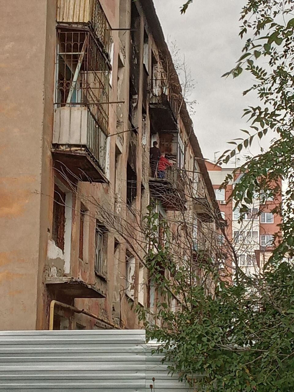 Два подростка забрались на&nbsp;балкон третьего этажа