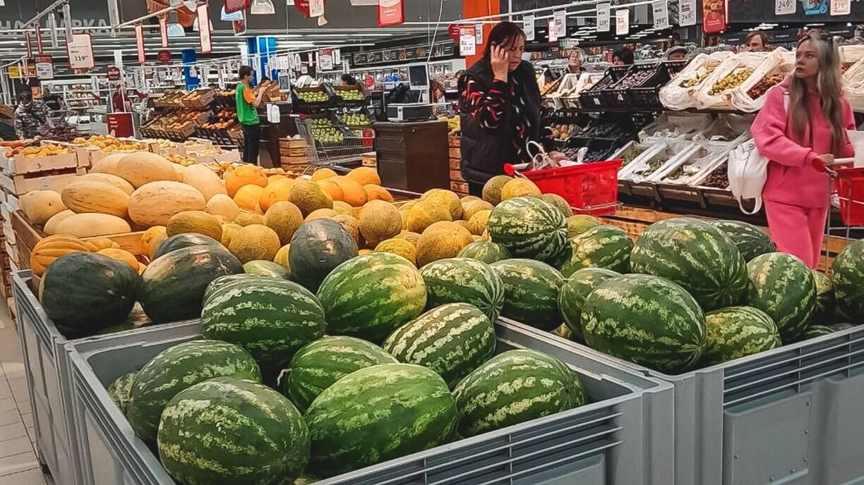 На фото: арбузы и дыни