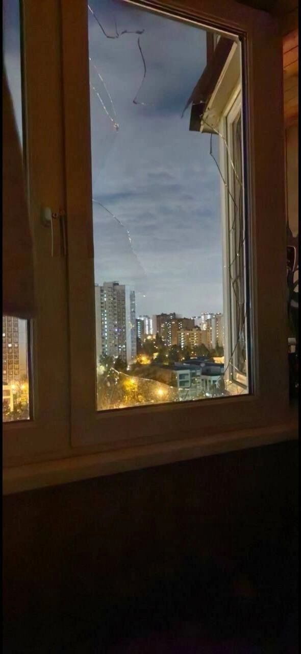 Разбитые стекла в результате отражения атаки беспилотника