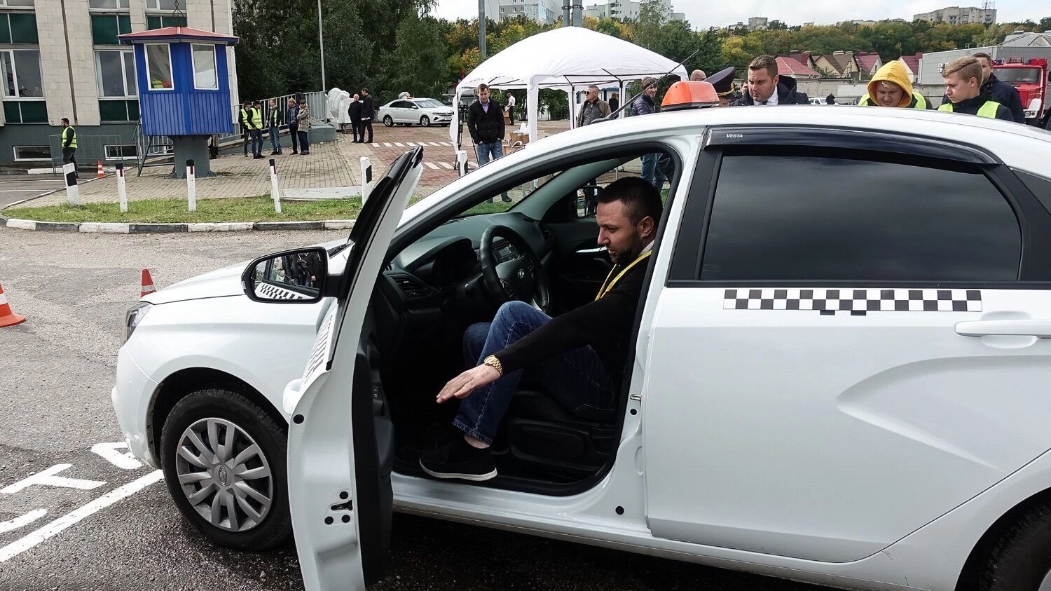 Законодатели узнали, что таксисты покупают справки о прохождении медосмотра и ТО
