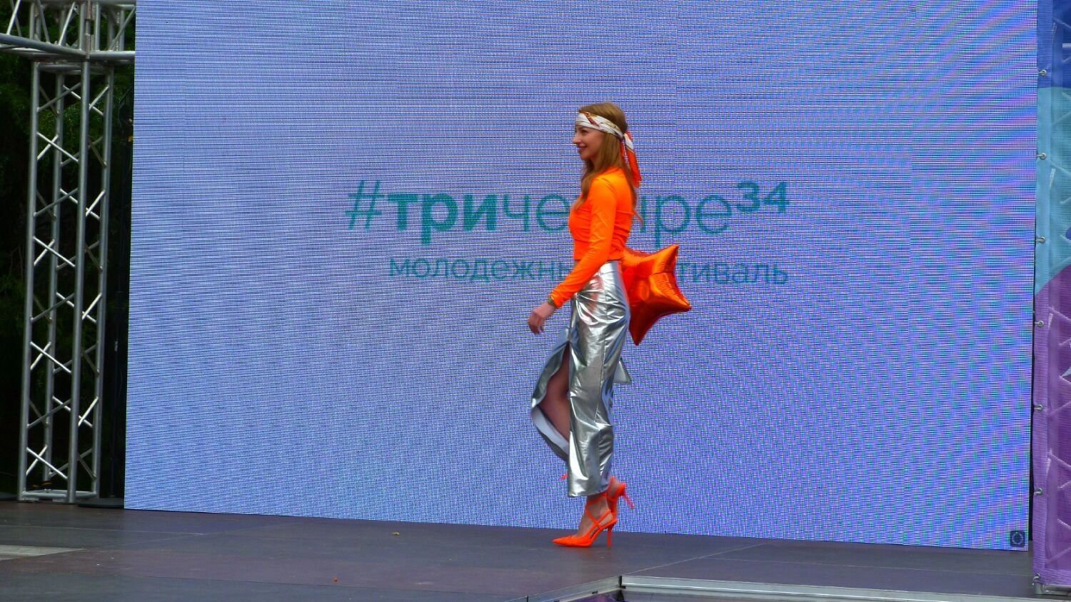 Показ мод на фестивале ТриЧетыре