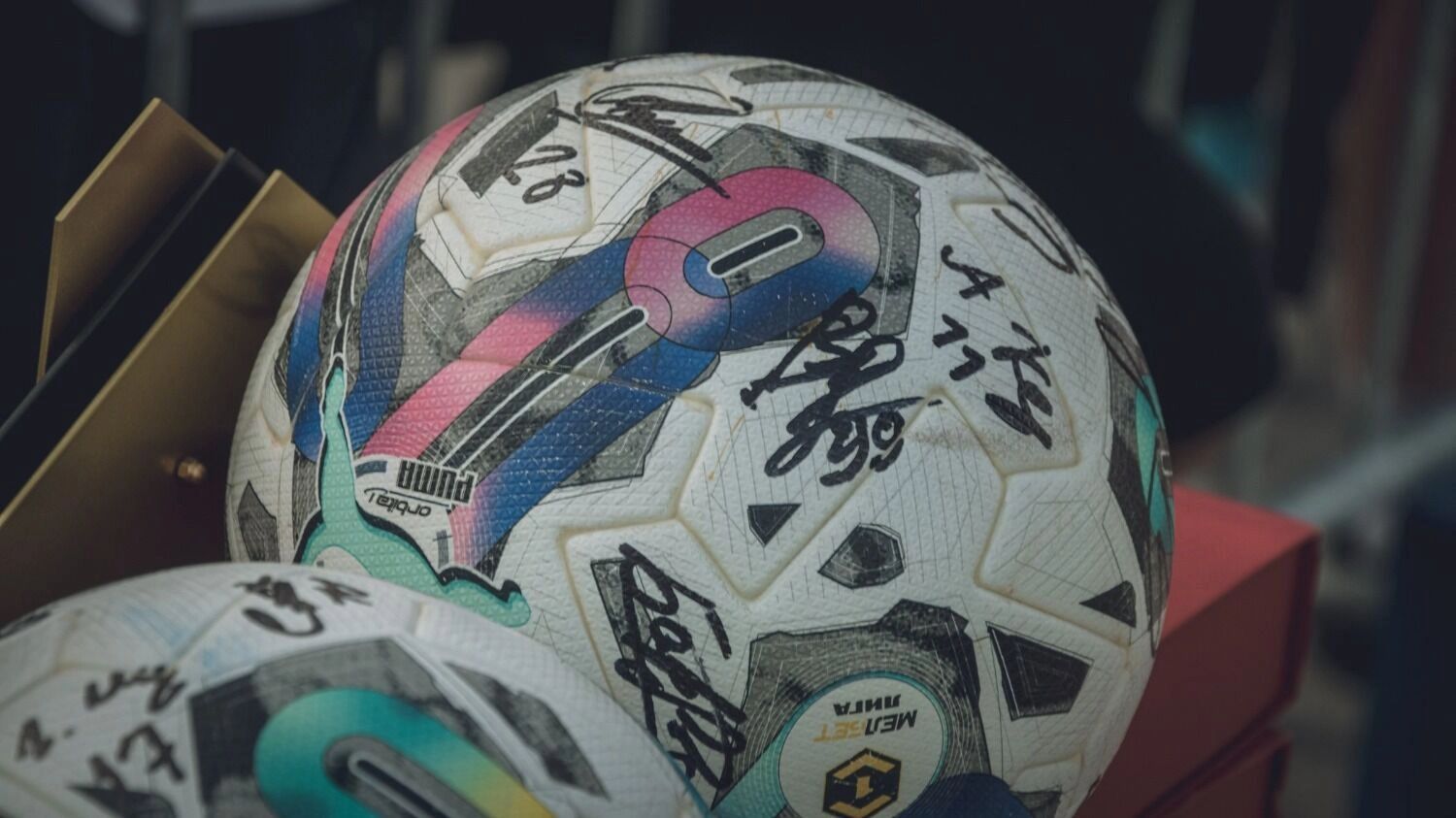 Мяч с автографами игроков «Ротора»