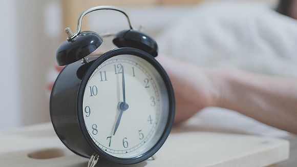 Легкий «толчок»: врачи нашли способ разбудить организм утром без стресса