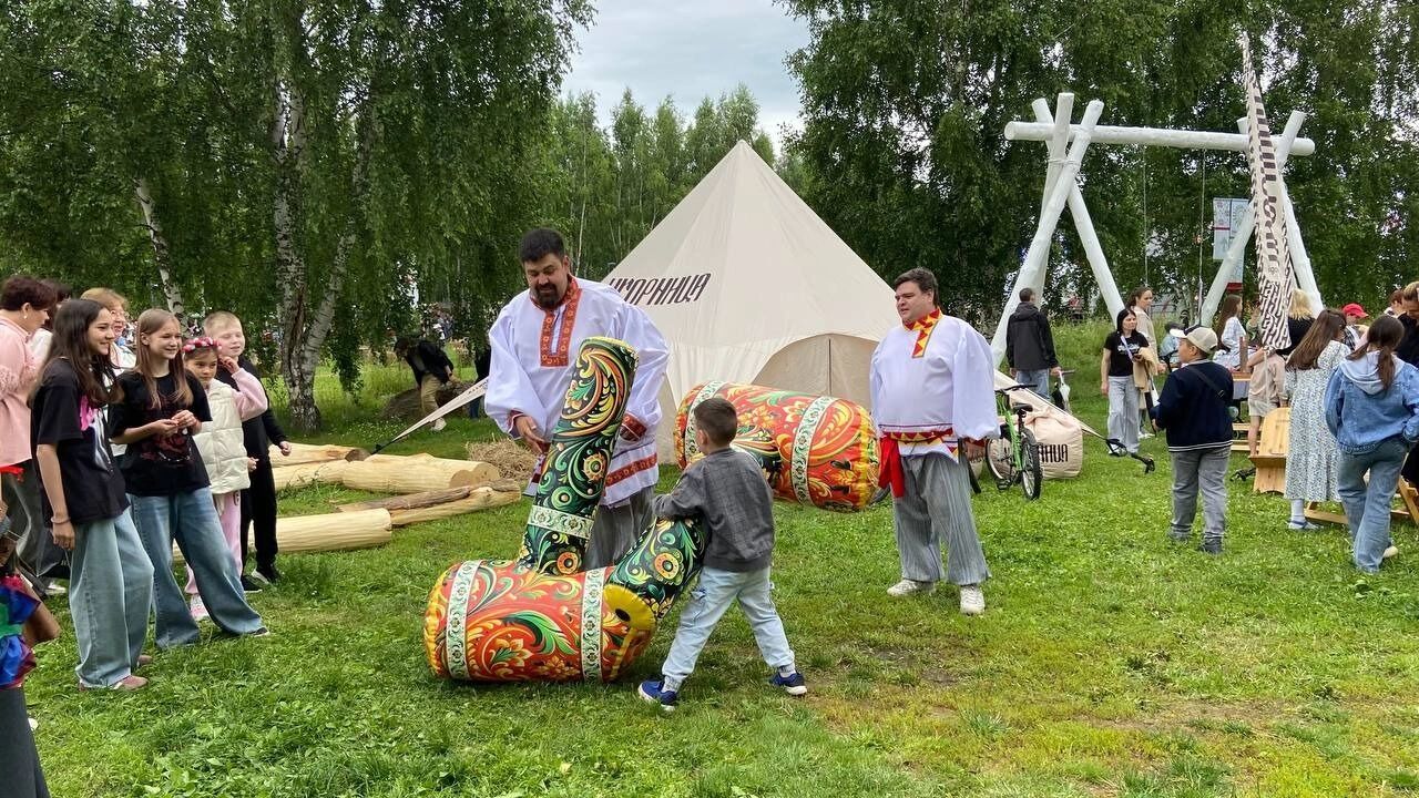 Русско-народные игры были бесплатными, а все что бесплатно, традиционно, собирает очереди,