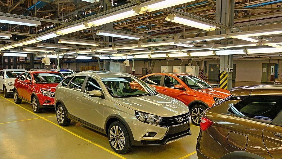 Бум продаж на авторынке: россияне скупают иномарки, «АвтоВАЗ» в яме