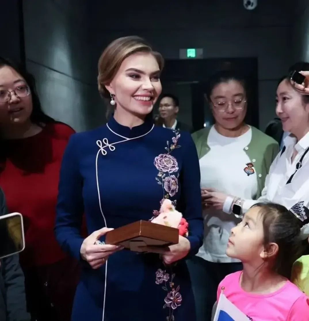 «В жутких розочках»: пользователи не оценили выход Кабаевой в вечернем платье