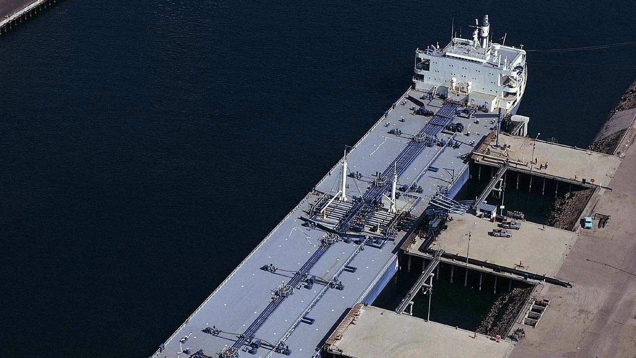 танкер у причала