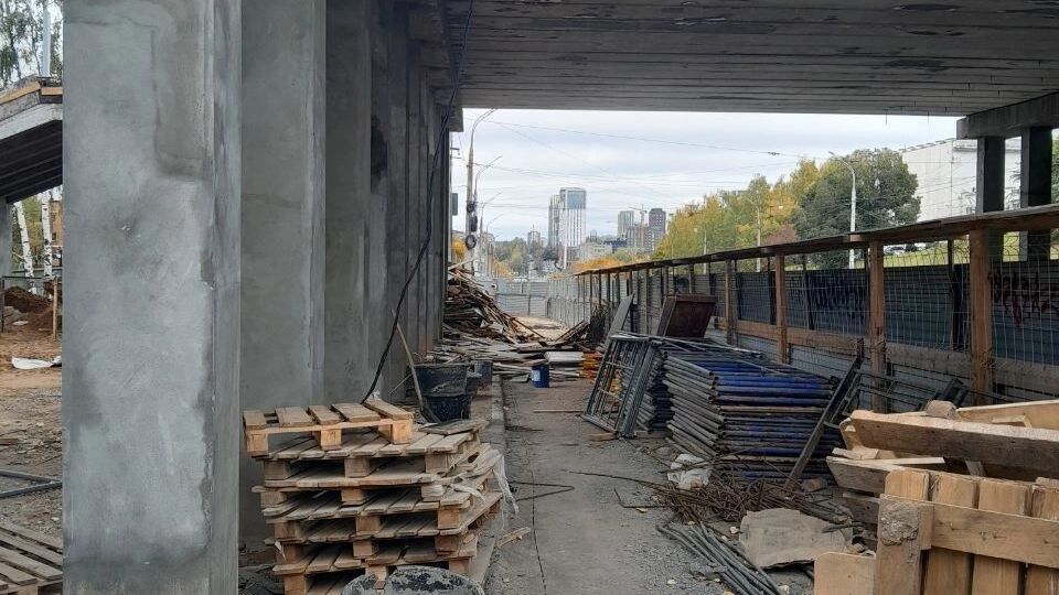 Заглянули под ремонтируемый пешеходный мост