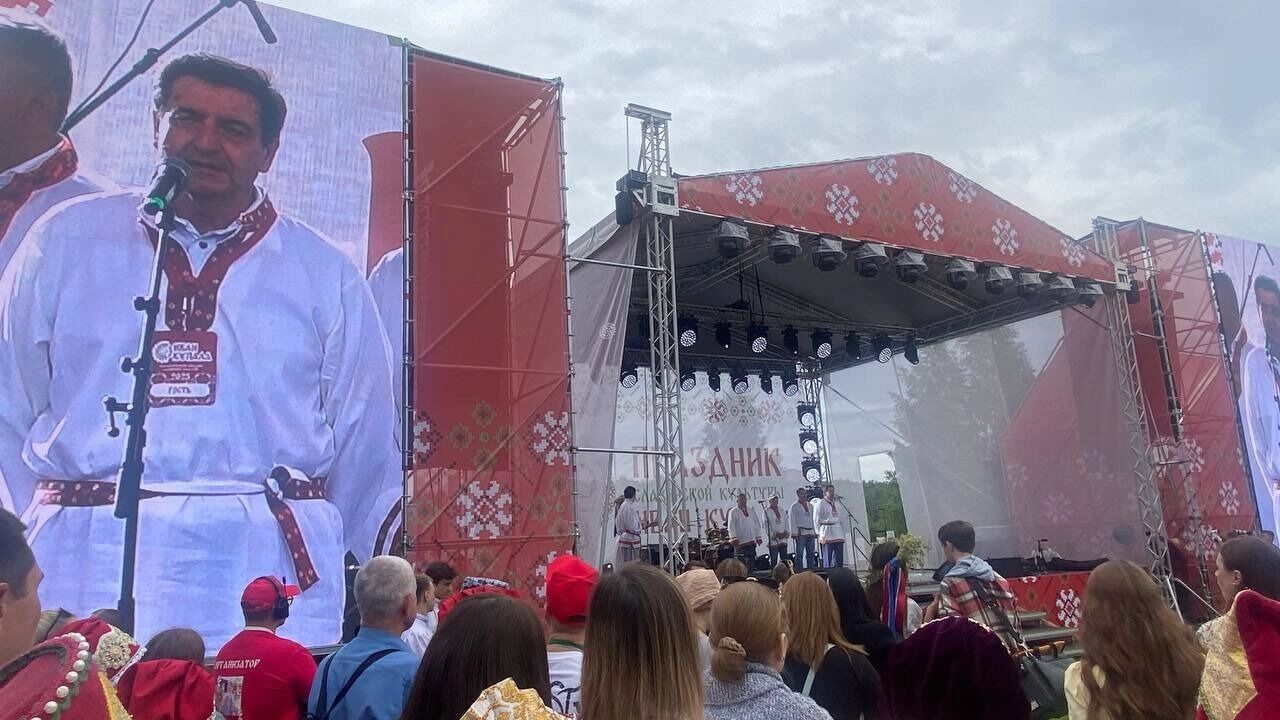 После первые лица удалились, и обычная жизнь продолжалась.