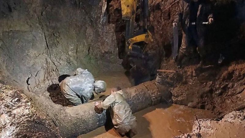 При ремонте водопровода в Балезино нашли деревянные трубы