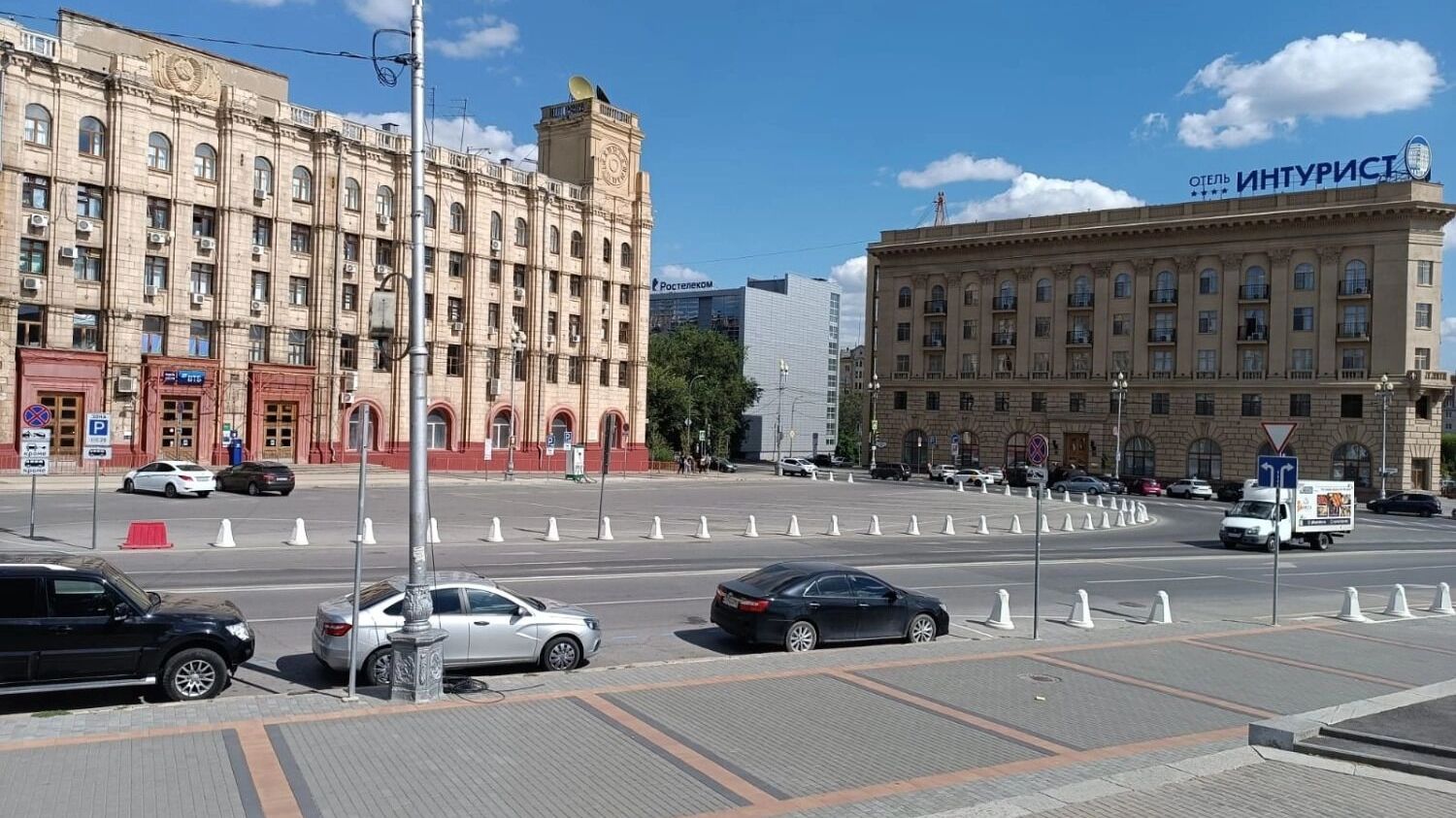 Площадь Павших Борцов превратили в пешеходную зону без пешеходов