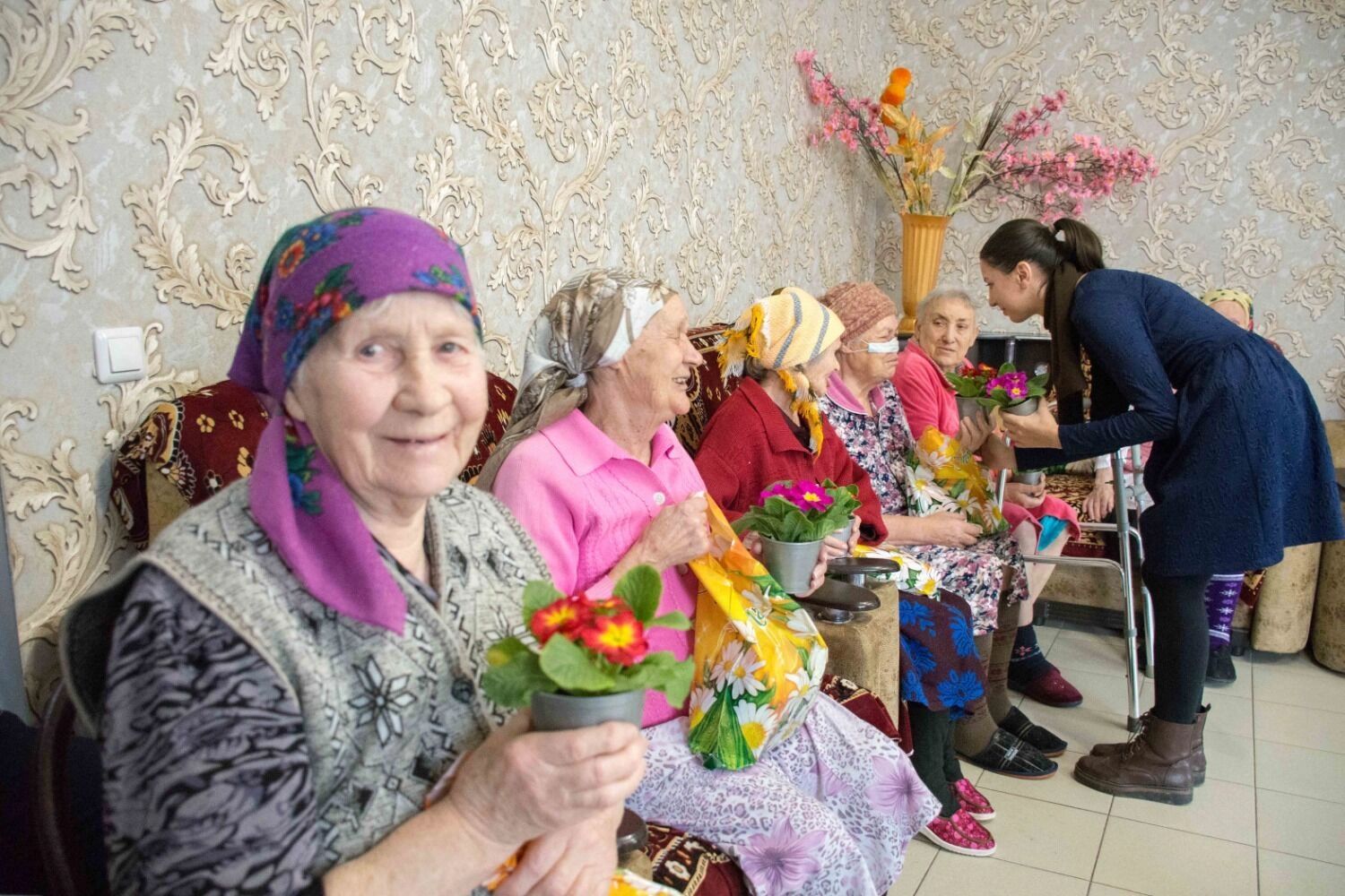 Бабушки в доме престарелых